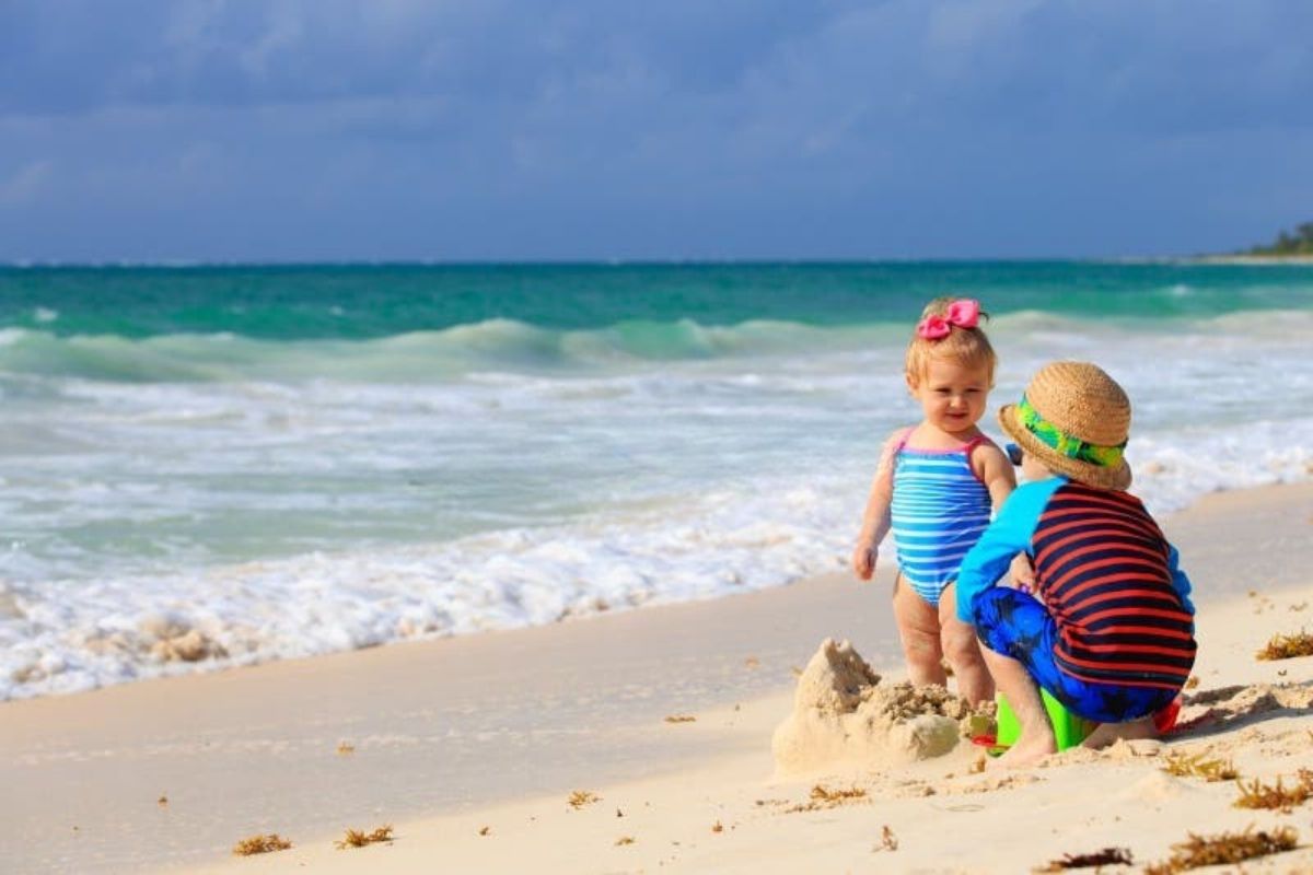 Vista panoramica di Bordighera con bambini che giocano sulla spiaggia