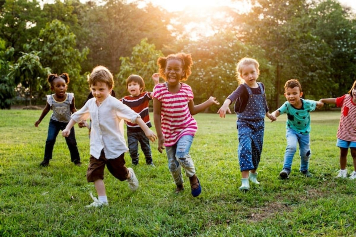 Bambini che esplorano il Giardino Esotico di Bordighera