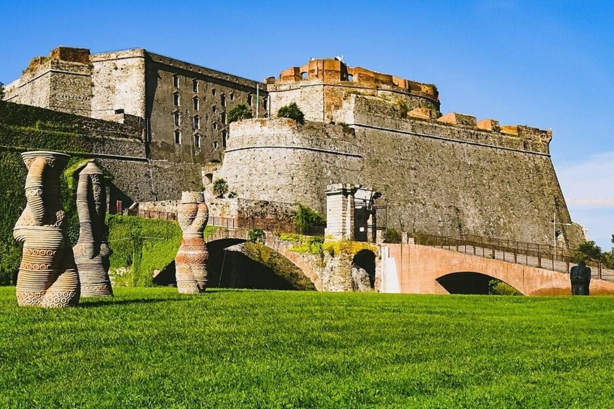Vista panoramica della Fortezza del Priamar a Savona, con famiglie che esplorano il sito.