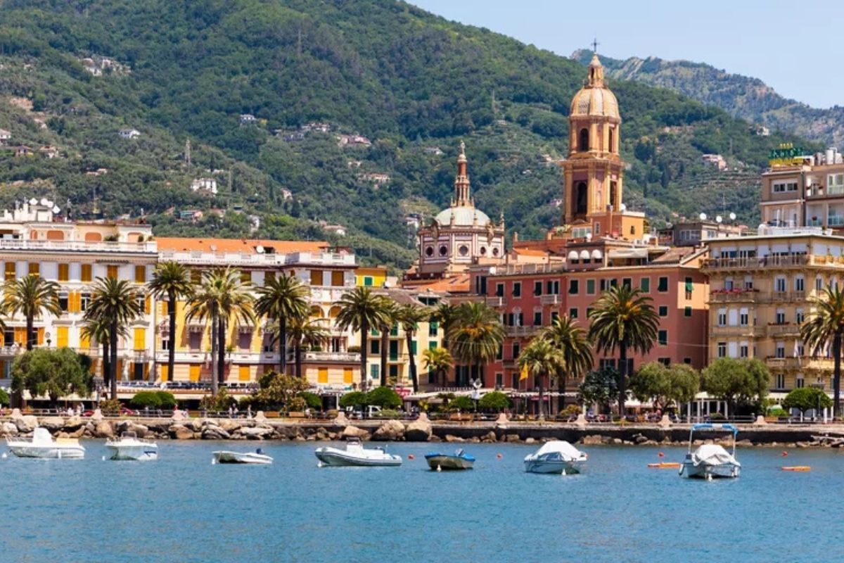 Spiaggia di Rapallo con vista sul mare e stabilimenti balneari