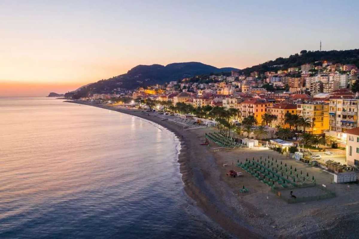 Panorama di Finale Ligure con le sue spiagge e il borgo medievale