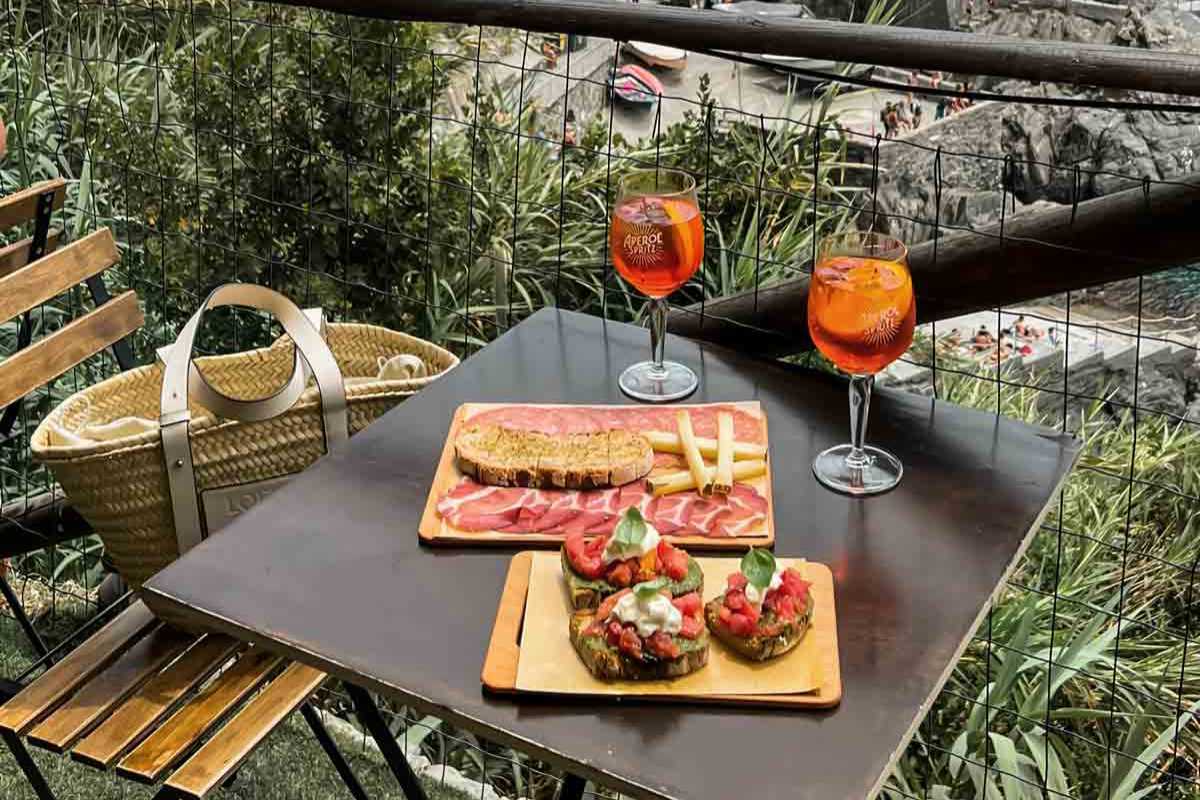 Ristorante con vista sulle Cinque Terre durante un tramonto