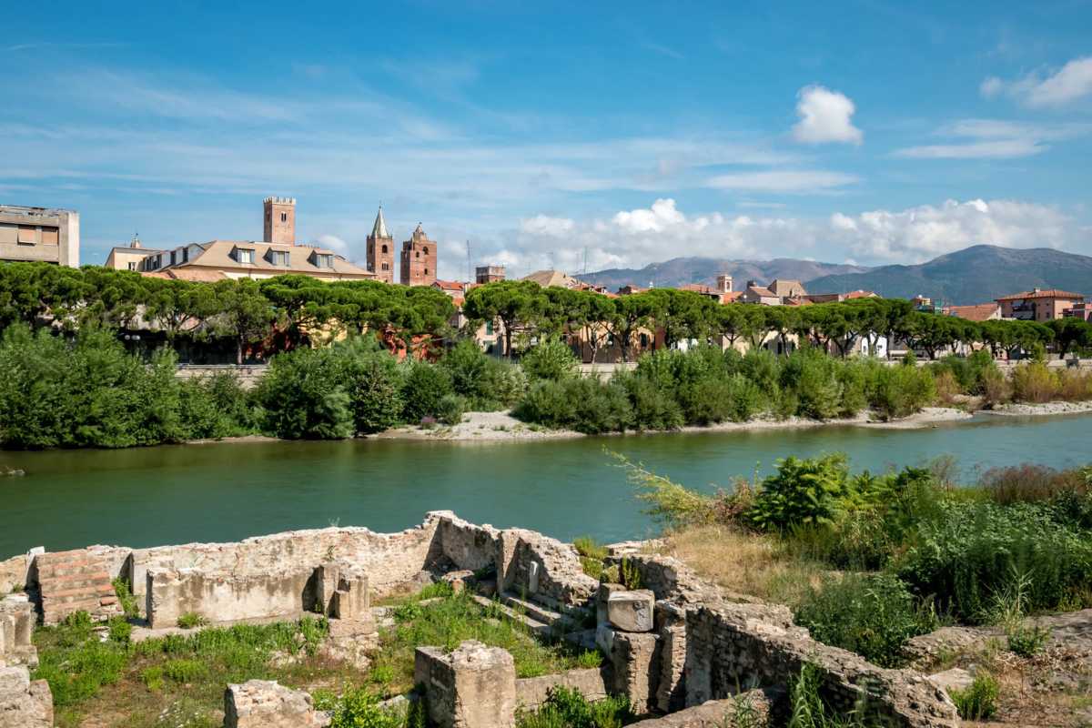 Vista panoramica del centro storico di Albenga con torri medievali e battistero.