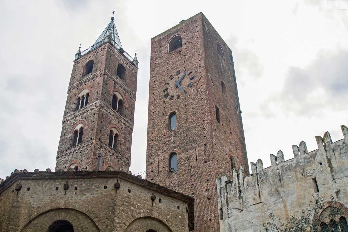 Ritratto della Cattedrale di San Michele di Albenga al tramonto.