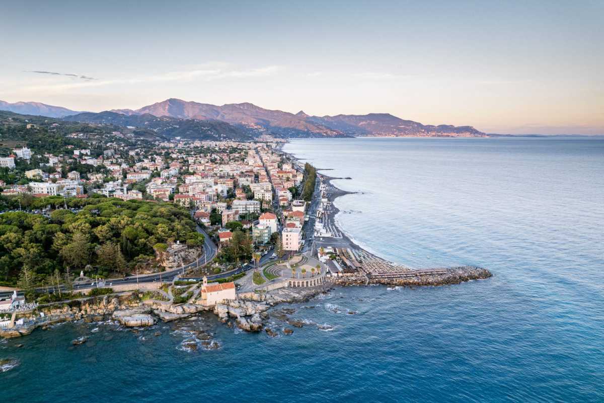 Vista panoramica su Bordighera con palme e giardini esotici