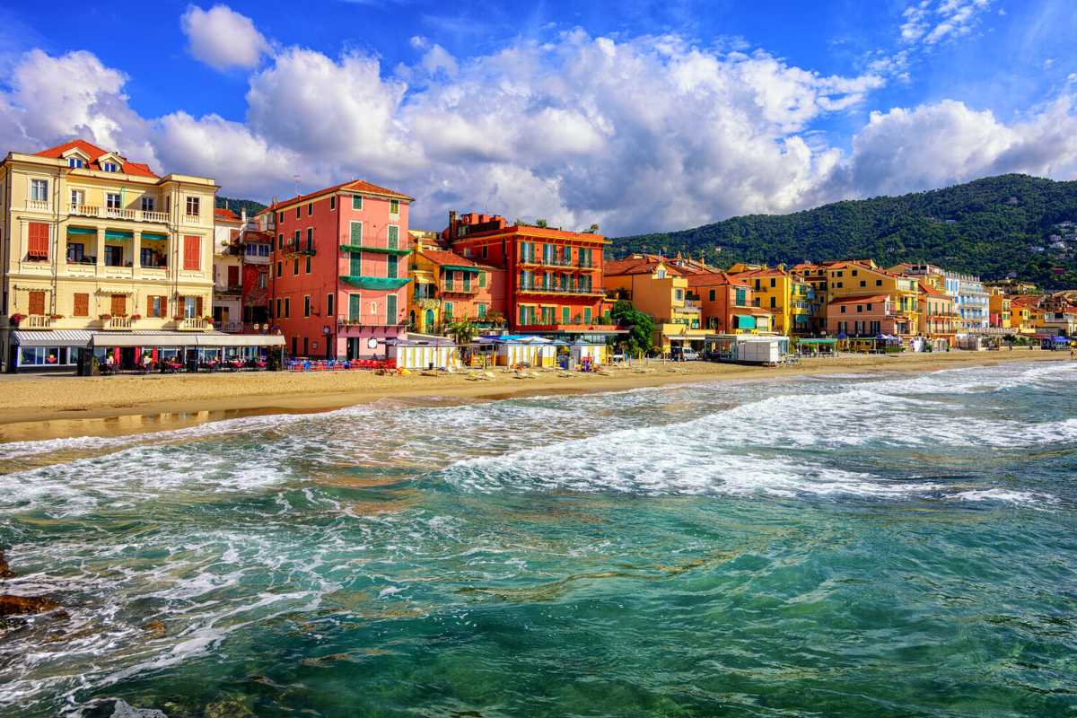 Passeggiata sul lungomare di Bordighera al tramonto