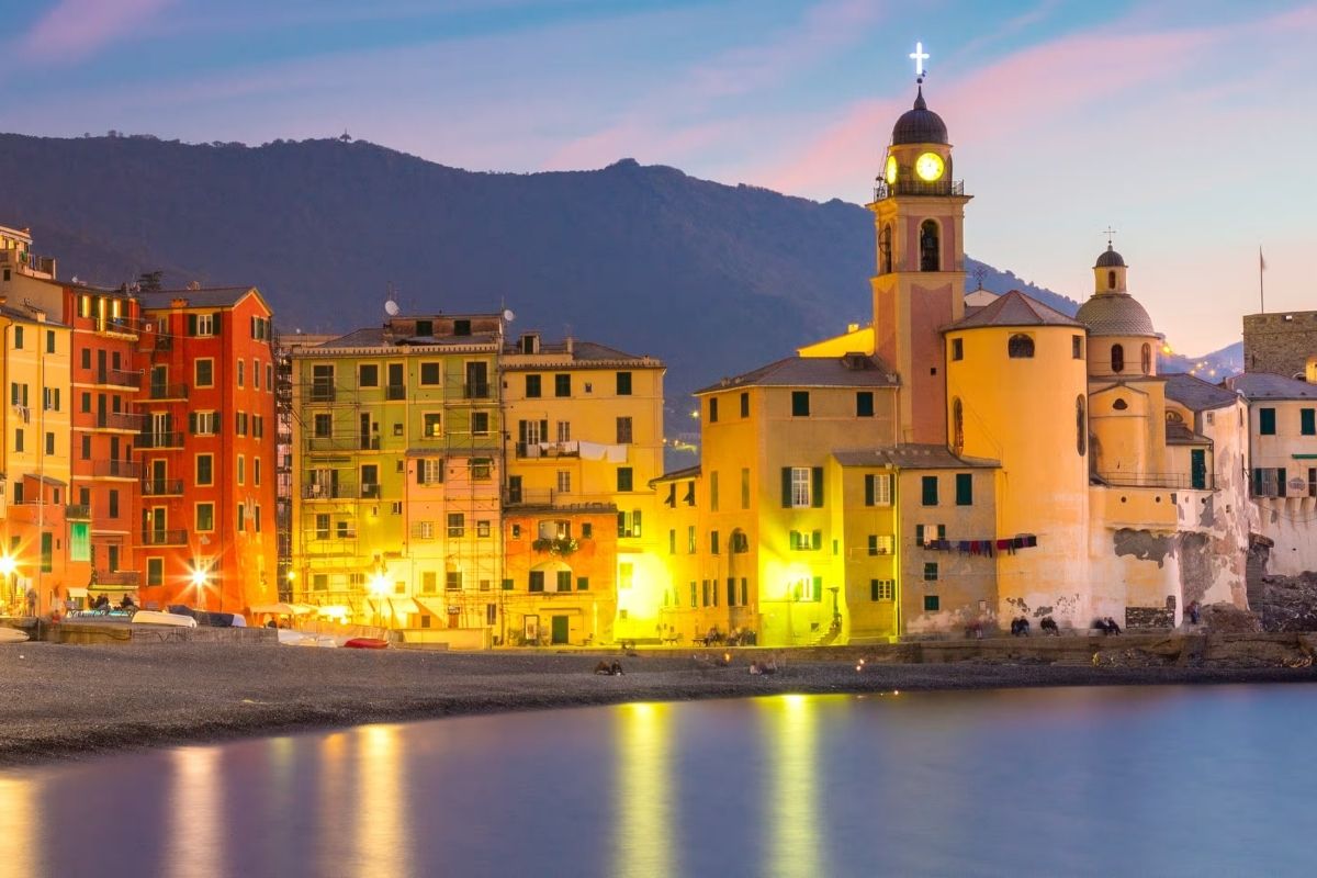 Vista panoramica di Camogli con le sue case color pastello e il mare sullo sfondo