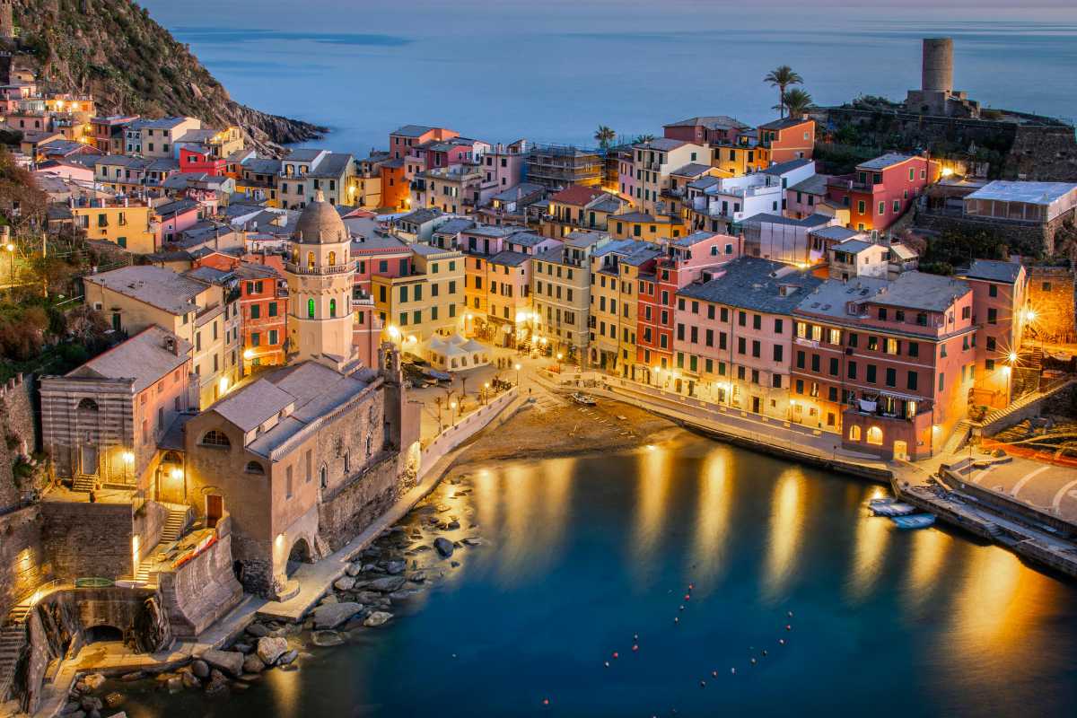 Sentiero panoramico tra i borghi delle Cinque Terre, evidenziare la natura e i vigneti