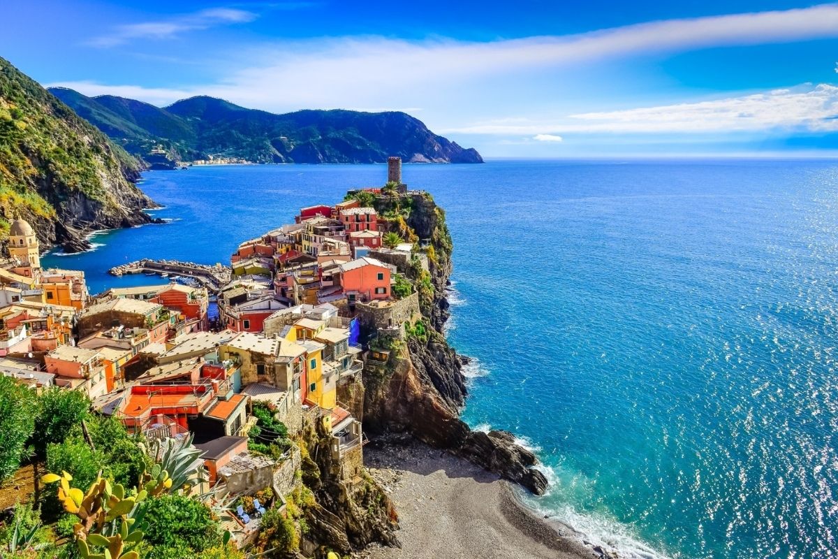 Panorama delle Cinque Terre con scogliere e mare, evidenziare la bellezza dei borghi