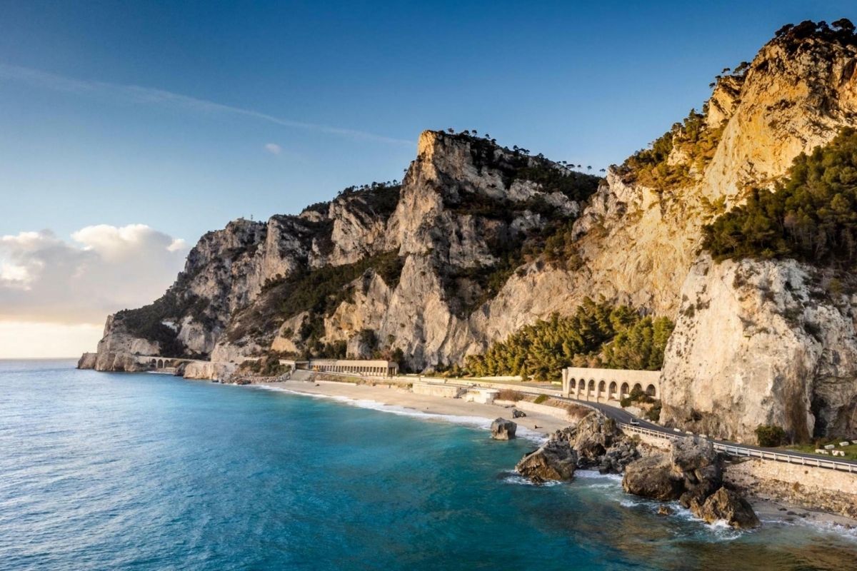 Vista panoramica di Finale Ligure con mare e montagne, ideale per il fotografo