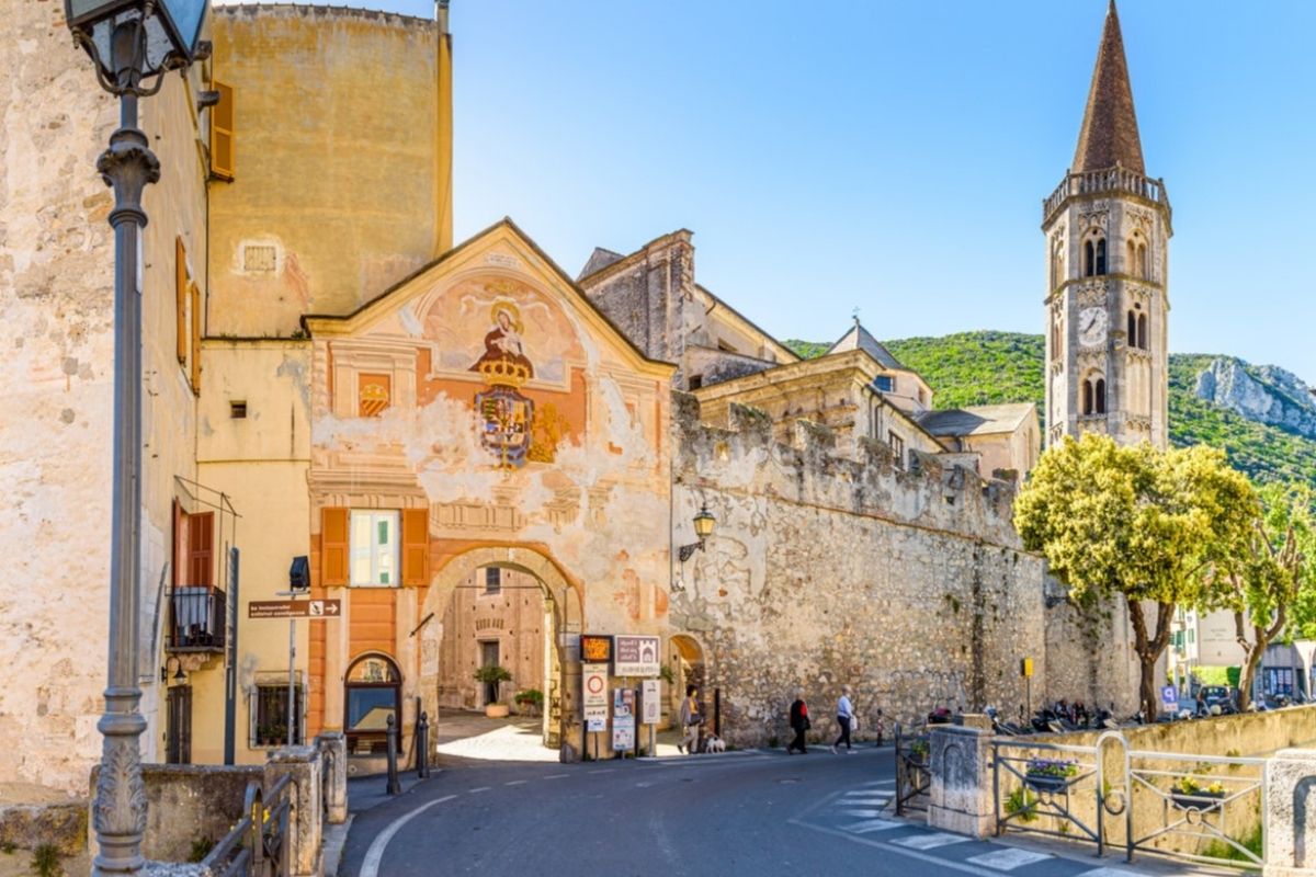 Scorcio del borgo medievale di Finalborgo, ideale per il fotografo