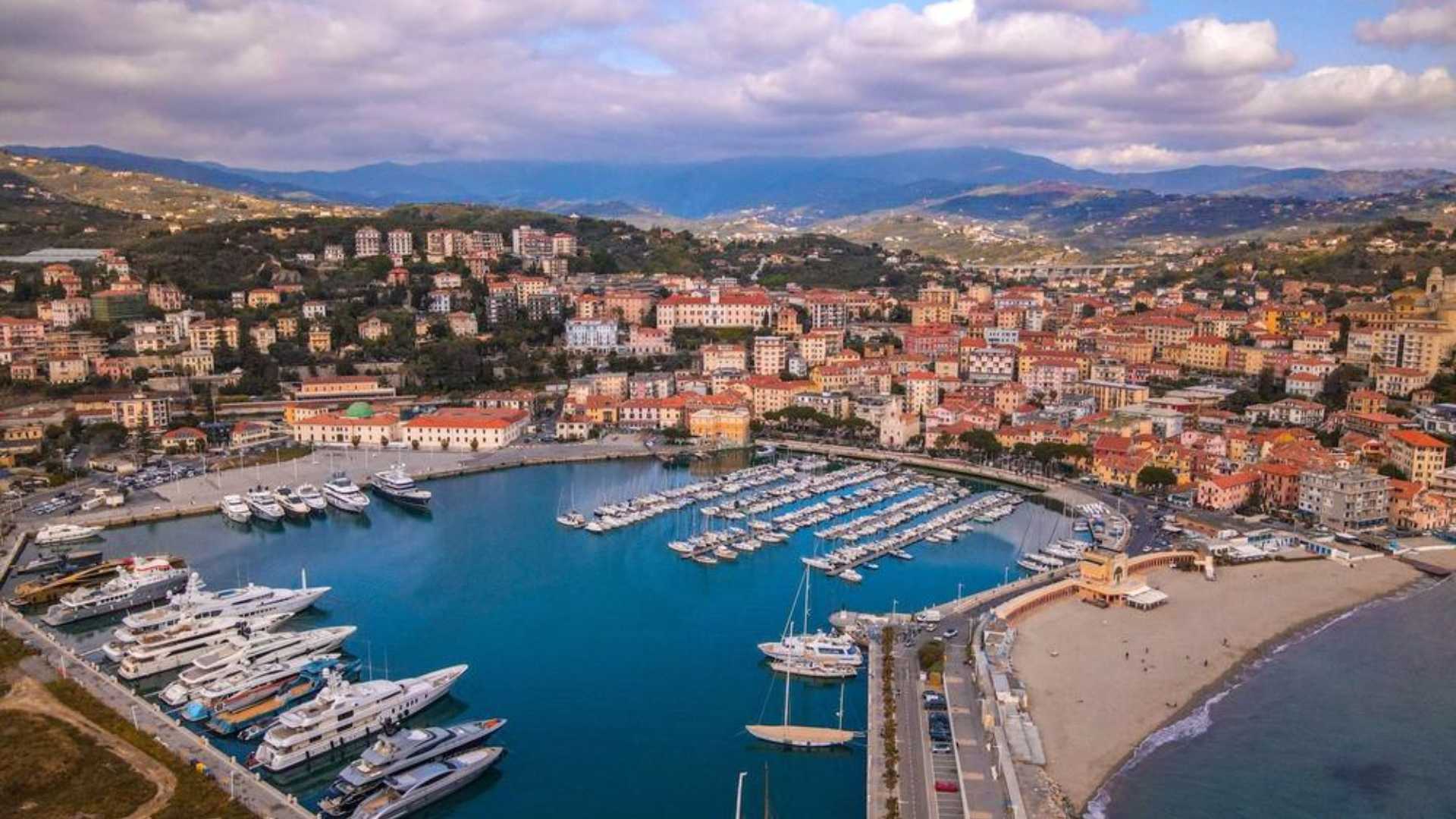Vista panoramica di Imperia con il mare e le colline