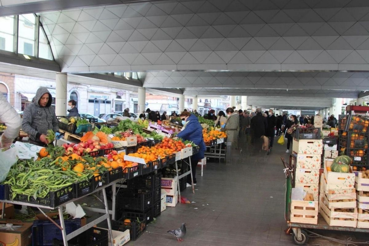 Interno del mercato coperto di La Spezia con prodotti freschi