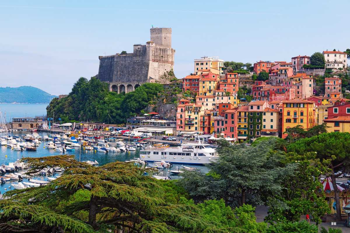 Spiaggia di Lerici con persone che si godono il sole e il mare