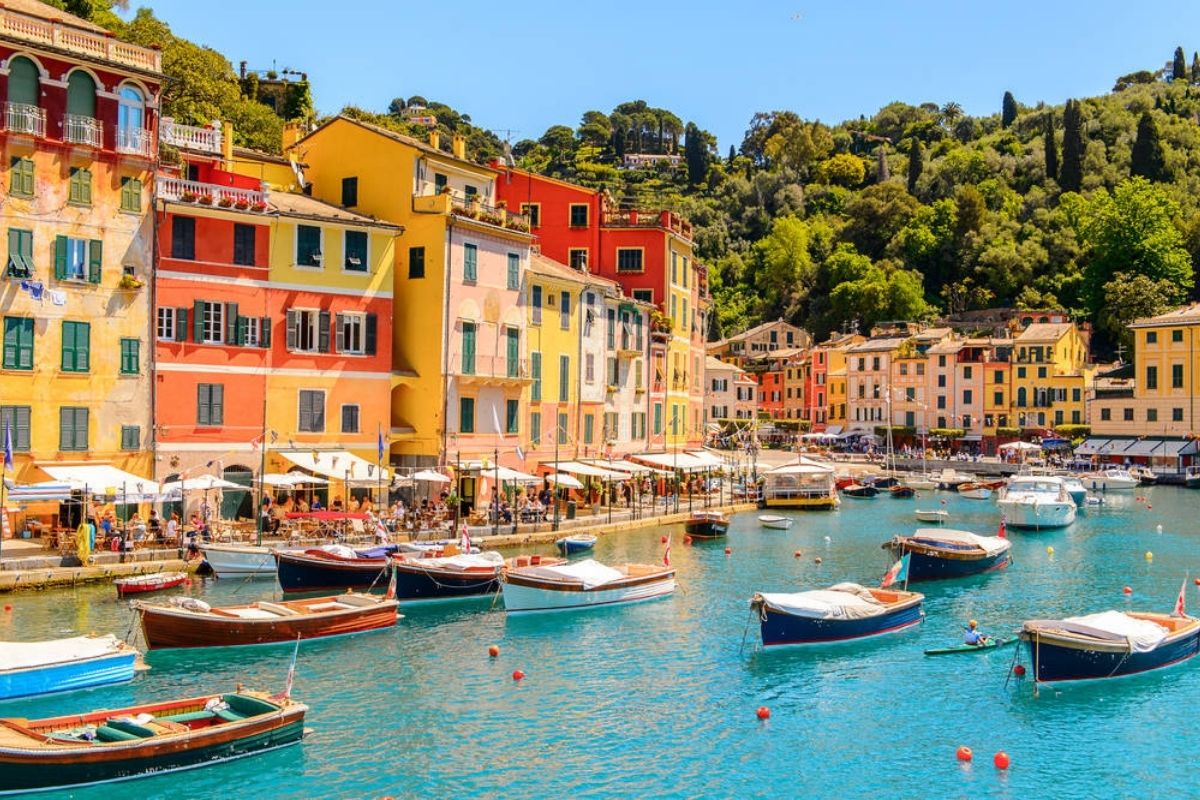 Vista panoramica di Portofino, evidenziando il porticciolo e le case colorate