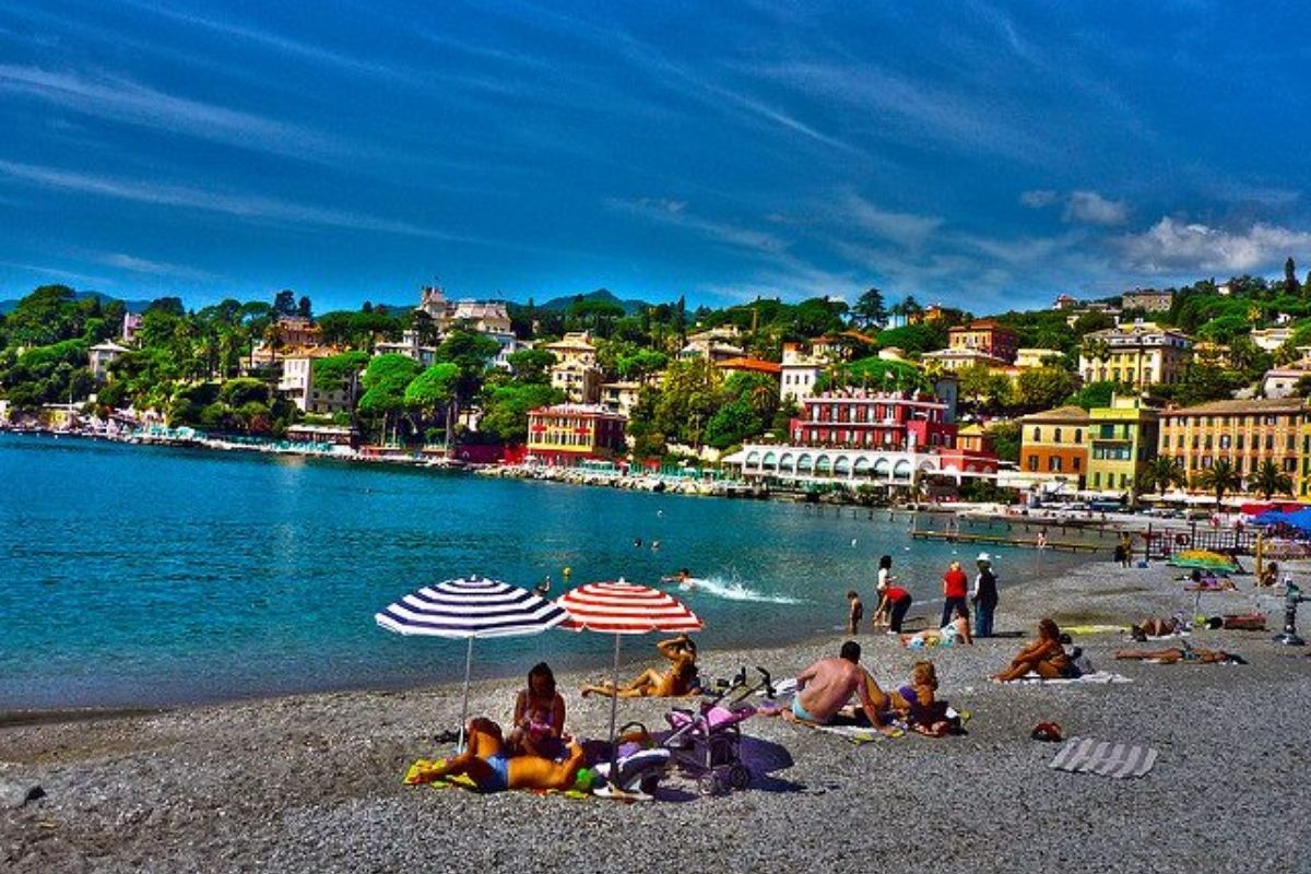 Spiaggia e acque cristalline di Portofino, con persone che si godono il sole