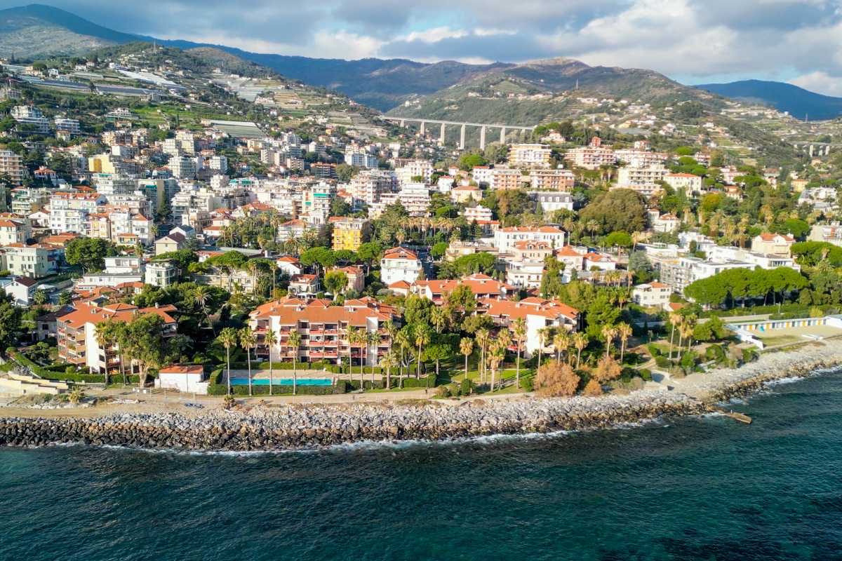 Vista panoramica di Sanremo con il mare e i fiori, evidenziando il Casinò e La Pigna