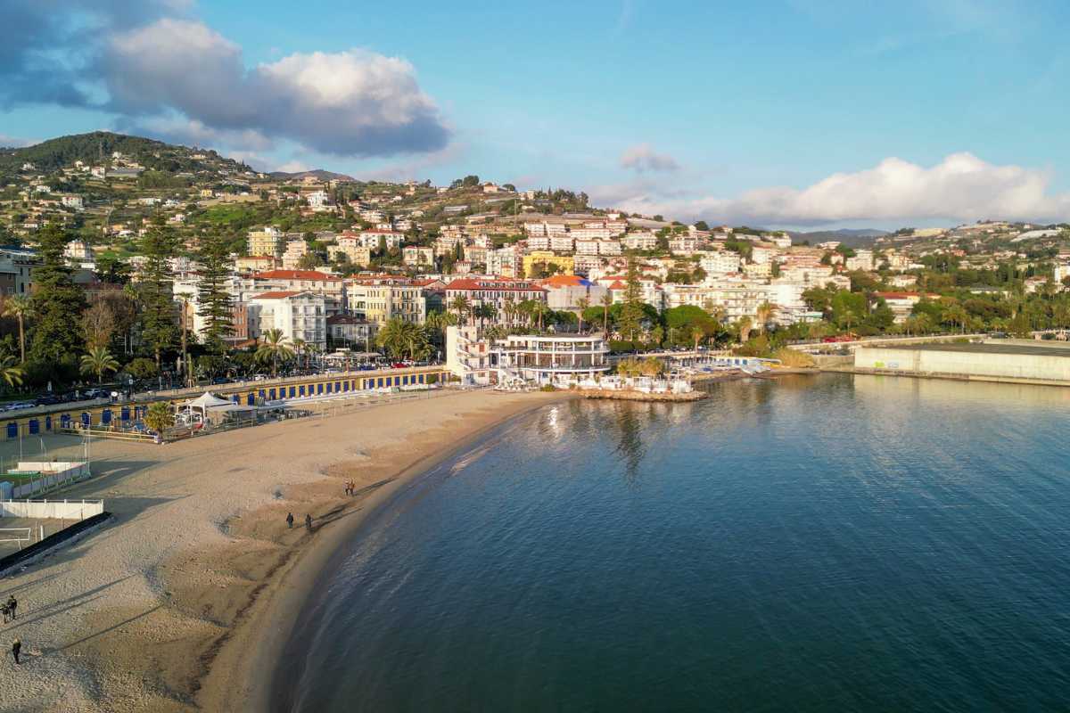 Dettagli architettonici di La Pigna, le stradine e le case colorate di Sanremo