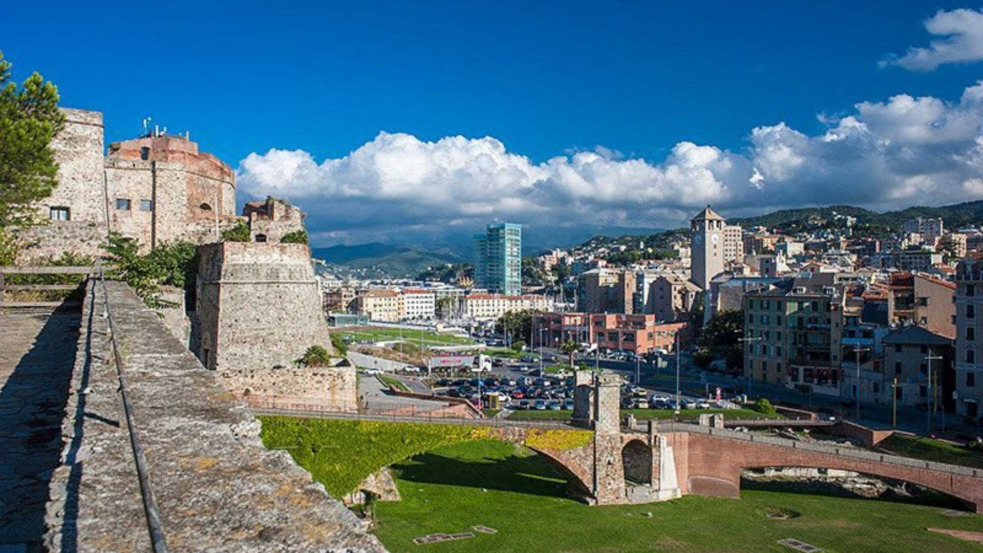 Vista panoramica della Fortezza del Priamar a Savona, inclusi dettagli architettonici