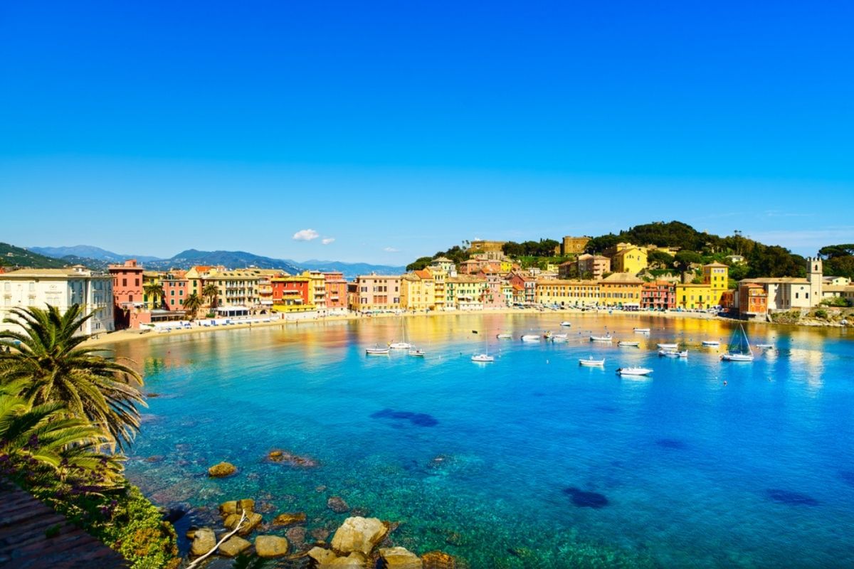 Il centro storico di Sestri Levante con i suoi vicoli e negozi tipici
